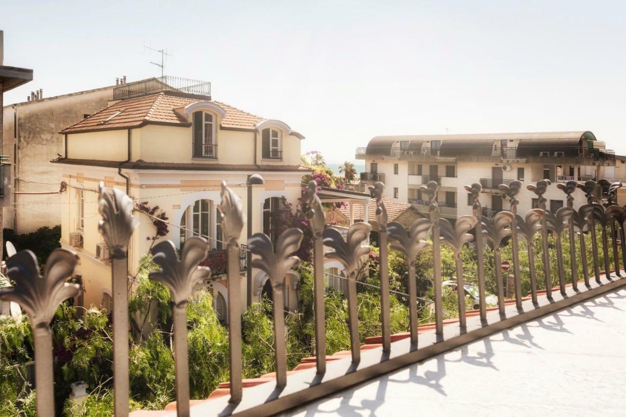 Palazzo Eugenia Suites วาสโต ภายนอก รูปภาพ