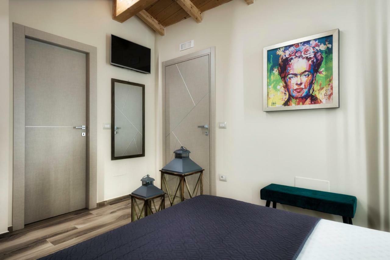 Palazzo Eugenia Suites วาสโต ภายนอก รูปภาพ
