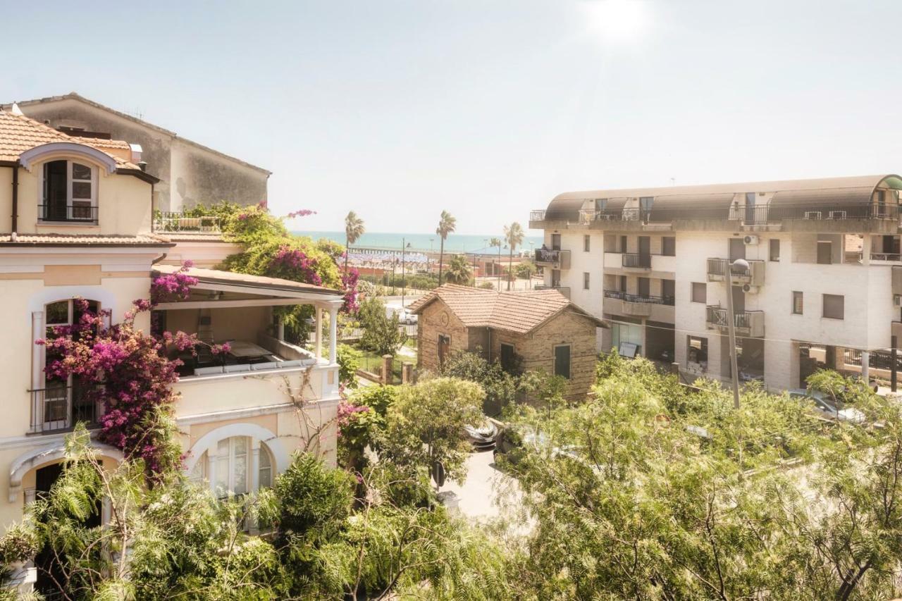 Palazzo Eugenia Suites วาสโต ภายนอก รูปภาพ